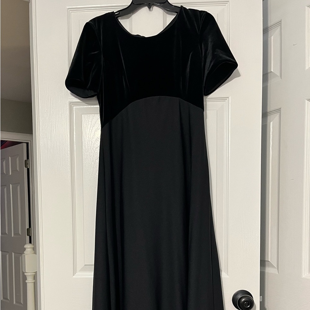 Elegant Black Velvet Evening Gown